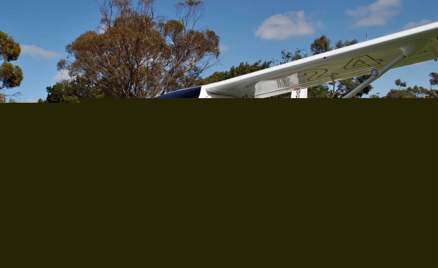 http://www.riverlandflighttraining.com.au/images/Tim%20&%207494.jpg